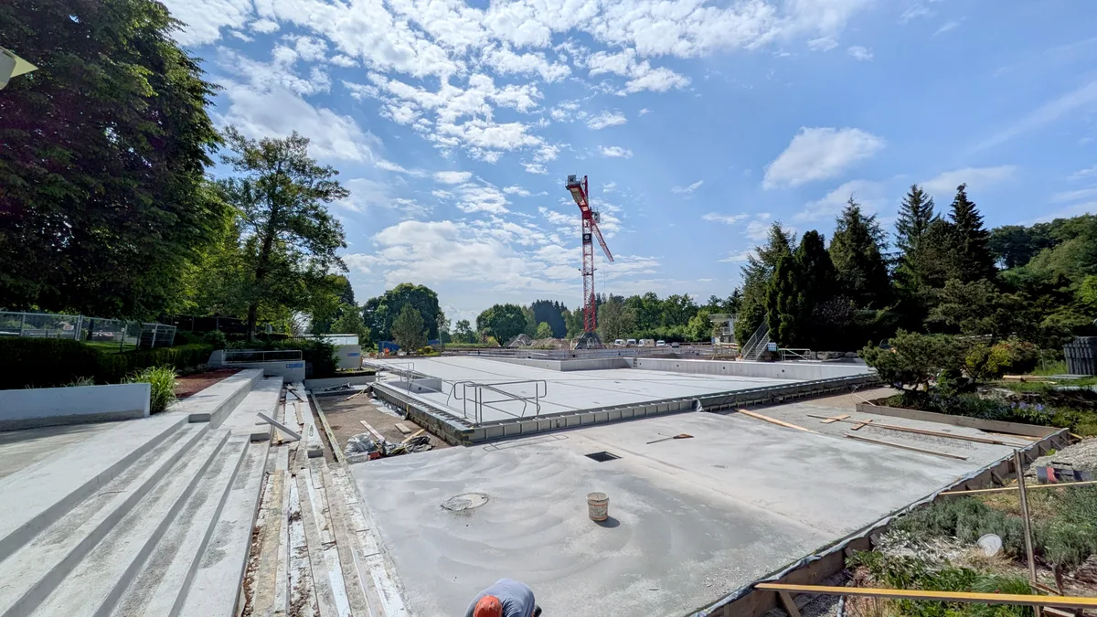 Blick auf eine Baustelle in einem Freibad.